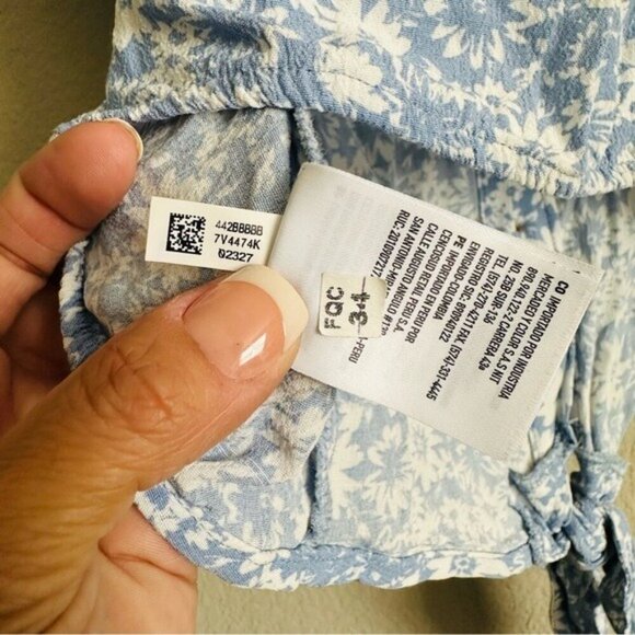 American Eagle Womens Blue Floral Crop Top Tie Front Flutter Sleeve Sz Medium - Picture 9 of 11